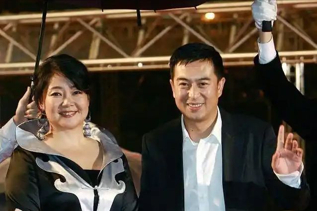 饭帅气丈夫甘当“家庭主夫”把她宠成宝开元ky棋牌结婚34年只生孩子不做(图6)