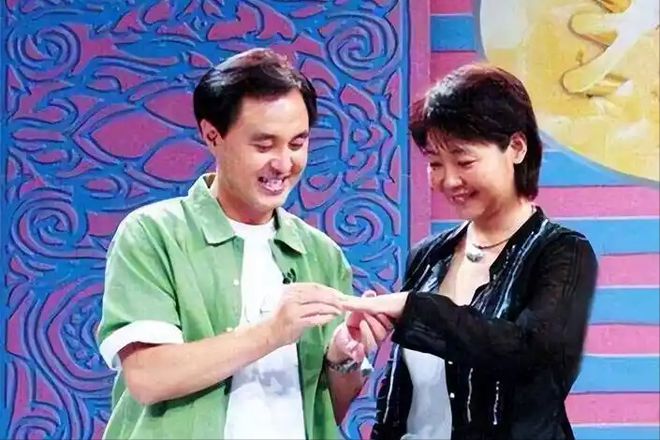 饭帅气丈夫甘当“家庭主夫”把她宠成宝开元ky棋牌结婚34年只生孩子不做(图4)