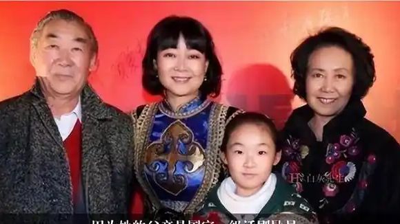 饭帅气丈夫甘当“家庭主夫”把她宠成宝开元ky棋牌结婚34年只生孩子不做(图7)