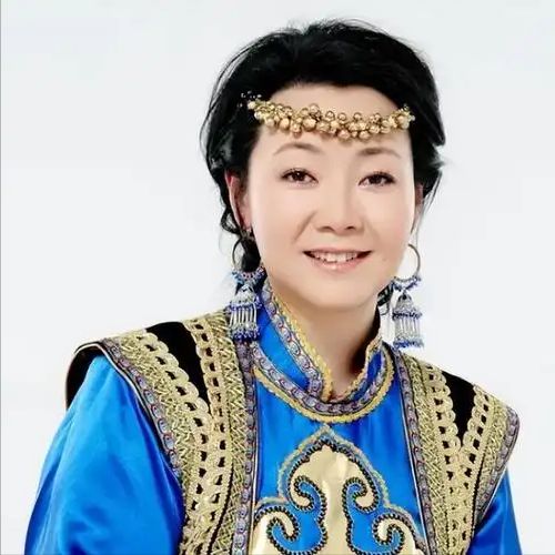 饭帅气丈夫甘当“家庭主夫”把她宠成宝开元ky棋牌结婚34年只生孩子不做(图8)